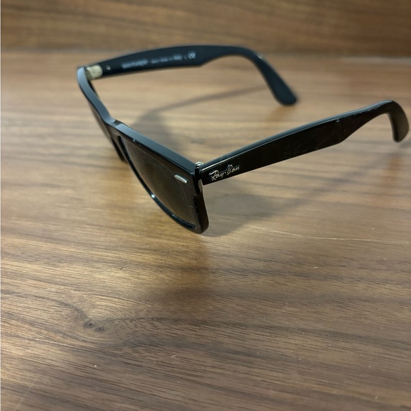 Black Wayfarer Ray-Ban sun glasses - Picture 3 of 4